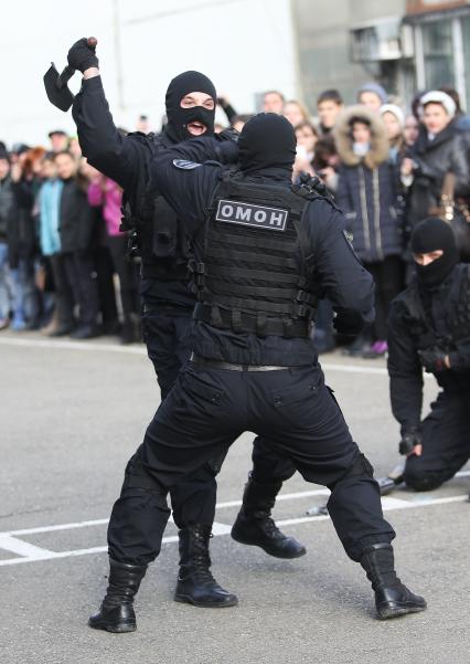 Бойцы отрабатывают приемы обезоруживания противника. В честь Дня основания ОМОНа краснодарское управление провело день открытых дверей с показательными выступлениями и демонстрацией оружия.