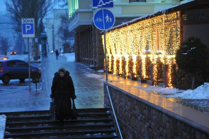 Донецк. Улица Артема. Вечерняя подсветка гостиницы `Донбасс Палас`.