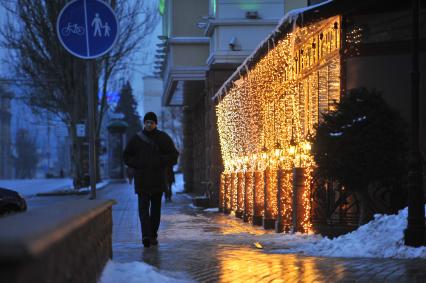 Донецк. Улица Артема. Вечерняя подсветка гостиницы `Донбасс Палас`.