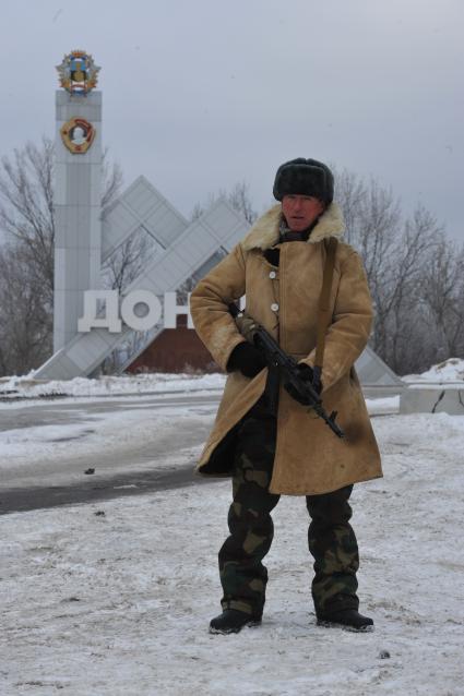 Донецк. Ополченец с позывным `Ростов` у блокпоста.