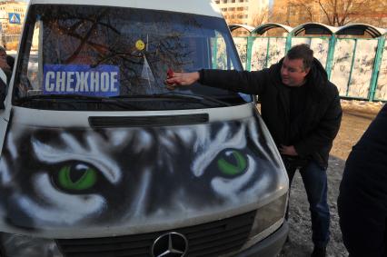 Донецк. Автовокзал. На снимке: водитель протирает стекло маршрутки с надписью `Снежное`.