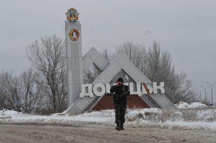 Донецк. Ополченец у блокпоста.