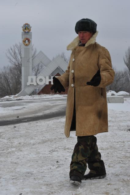 Донецк. Ополченец с позывным `Ростов` у блокпоста.