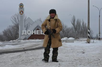 Донецк. Ополченец с позывным `Ростов` у блокпоста.