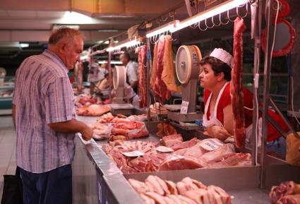 Мужчина в мясном отделе краснодарского рынка \"Колхозный (Сенной)\"