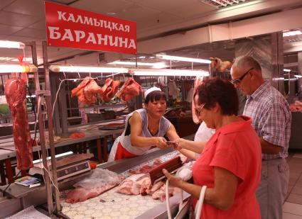 Покупатели у прилавка с калмыцкой бараниной в мясном отделе краснодарского рынка \"Колхозный (Сенной)\"