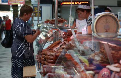 Прилавок с колбасой в мястном отделе краснодарского рынка \"Колхозный (Сенной)\"