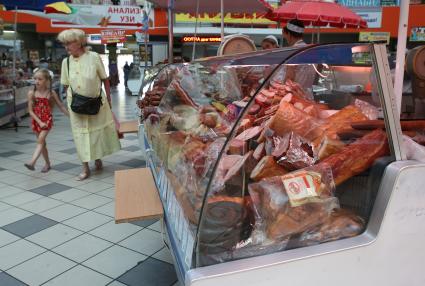 Прилавок с колбасой в мястном отделе краснодарского рынка \"Колхозный (Сенной)\"