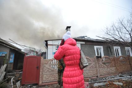 Донецк. Украинские силовики обстреляли из установок `Град` Смольную улицу. На снимке: пожар в доме.