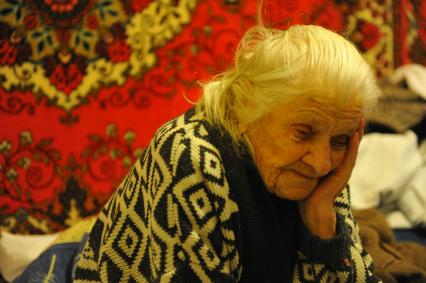 Профилакторий Харцызского трубного завода ставший временным лагерем для 126 жителей Донецкой и Луганской областей. На снимке:
91-летняя пенсионерка Александра Антоновна.