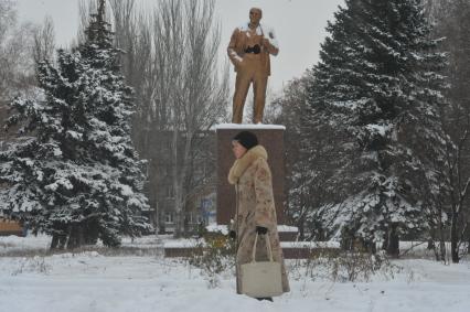 Шахтерск. Памятник Ленину после артобстрела.