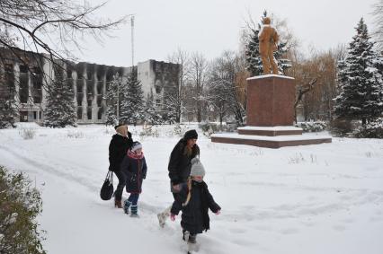 Шахтерск. Сгоревшее здание  угледобывающего предприятия `Шахтерскантрацит` и памятник Ленину после артобстрела.