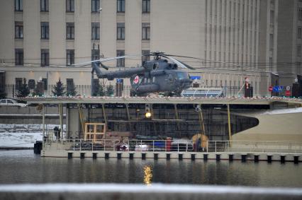 Открытие многофункционального причального комплекса с вертолетной площадкой Национального центра управления обороной на Фрунзенской набережной. На снимке: вертолет Ми-8 на вертолетной площадке.