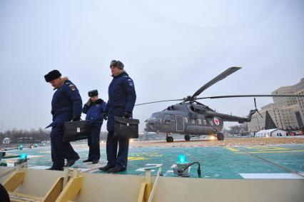 Открытие многофункционального причального комплекса с вертолетной площадкой Национального центра управления обороной на Фрунзенской набережной. На снимке: вертолет Ми-8 на вертолетной площадке.