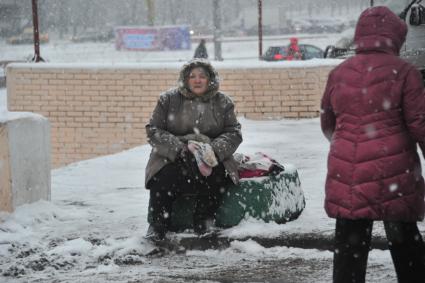 Женщина торгует носками.