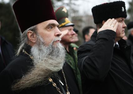 Священник на митинге по случаю начала первой чеченской военной кампании в красндарском парке Чистяковская роща.