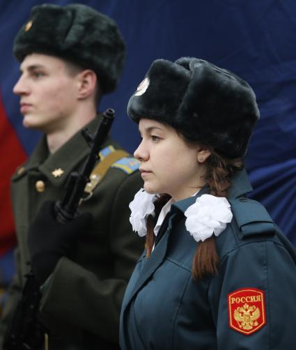 Курсанты несут караул у памятника воинам локальных войн на митинге по случаю начала первой чеченской военной кампании в красндарском парке Чистяковская роща.