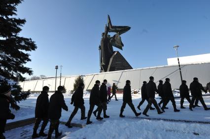 Донецк. Мемориал Освободителям Донбасса и учащиеся Донецкого военного лицея.