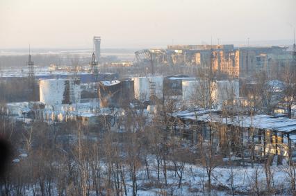 Донецк. На снимке: вид из окна девятиэтажного дома на аэропорт.