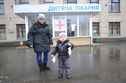 Донецк. Детская областная больница. Глава фонда `Справедливая помощь` Елизавета Глинка, прибыла в Донецк, чтобы вывести 12 тяжелобольных детей в Москву на лечение.