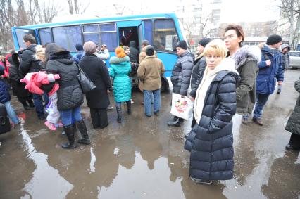 Донецк. Детская областная больница. На снимке: глава фонда `Справедливая помощь` Елизавета Глинка (справа), прибывшая в Донецк, чтобы вывести 12 тяжелобольных детей в Москву на лечение.