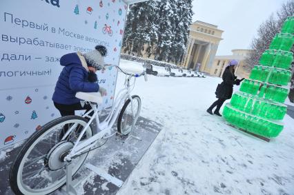 ВДНХ. Велосипед  вырабатывающий электричество и арт-объект `Эко-елка` в городе сказок.