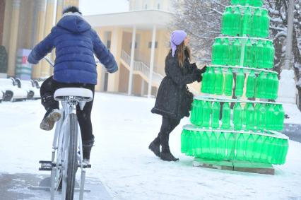 ВДНХ. Велосипед  вырабатывающий электричество и арт-объект `Эко-елка` в городе сказок.