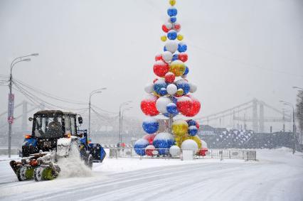 Снегопад в Москве. Парк Горького. На снимке: новогодняя елка.