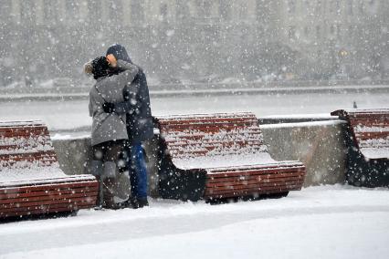 Снегопад в Москве. Парк Горького. На снимке: парень и девушка.