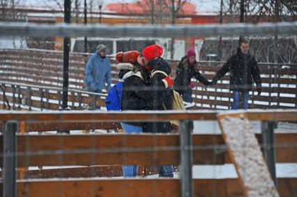 Снегопад в Москве. Каток в Парке Горького. На снимке: парень и девушка целуются.