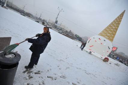 Снегопад в Москве. На снимке: Public art елка в виде скульптурного объекта `Рожок`, перед главным входом в Парк Горького.