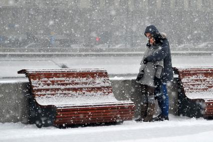 Снегопад в Москве. Парк Горького. На снимке: парень и девушка.