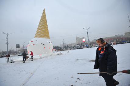 Снегопад в Москве. На снимке: Public art елка в виде скульптурного объекта `Рожок`, перед главным входом в Парк Горького.