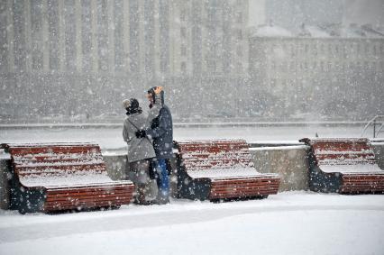 Снегопад в Москве. Парк Горького. На снимке: парень и девушка.