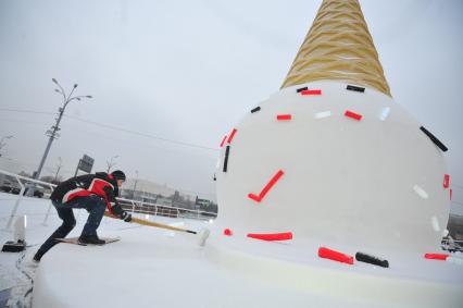 Снегопад в Москве. На снимке: Public art елка в виде скульптурного объекта `Рожок`, перед главным входом в Парк Горького.