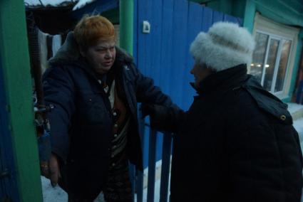 83-летняя пенсионерка Маргарита Балакина (справа) из Екатеринбурга, ищет по соседям  свою козу Зайку, которая жила у нее в квартире