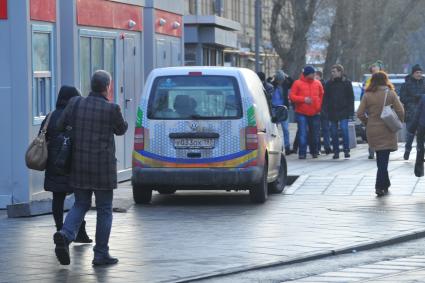 Парковка автомобилей. На снимке: автомобиль припаркованный на тротуаре.