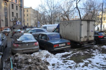 Парковка автомобилей. На снимке: автомобиль припаркованный во дворе.