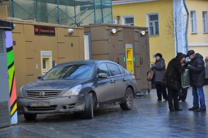 Парковка автомобилей. На снимке: автомобиль припаркован около городского туалета.