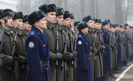 Курсанты на военном построении во время вручения нового Боевого знамени Краснодарскому высшему летному училищу.