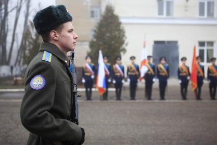 Курсант на посту во время вручение нового Боевого знамени Краснодарскому высшему летному училищу.