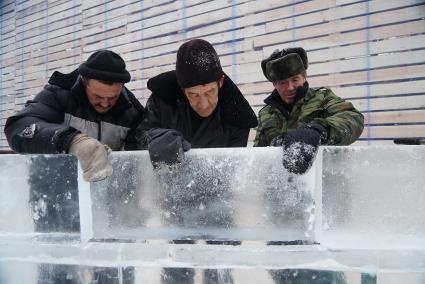 Рабочие возводят ледовый городок на площади 1905 года в Екатеринбурге