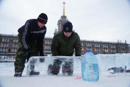 Рабочие возводят ледовый городок на площади 1905 года в Екатеринбурге. на фоне: городская администраия Екатеринбурга