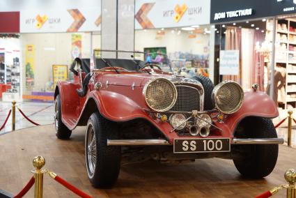 автомобиль \"Ягуар СС 100\" (Jaguar SS 100) на постаменте в ТЦ Гринвич в Екатеринбурге