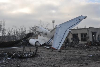 Донецк. Аэропорт. На снимке: останки взорванного самолета.