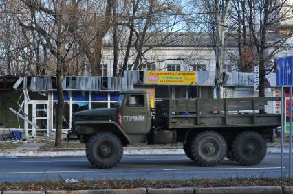 Донецк. Киевский проспект. Окрестности рядом с аэропортом. На снимке: сгоревший магазин трикотажа и грузовик с надписью `Сомали`.