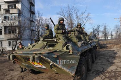 Донецк. Окрестности аэропорта. На снимке: ополченцы противотанкового подразделения `Спарта` на БТР с надписью `Питбуль`.