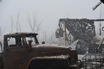 Донецк. Аэропорт. Старый терминал. На снимке: изрешеченный пулями грузовой ретро-автомобиль.