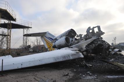 Донецк. Аэропорт. На снимке: останки взорванного самолета.
