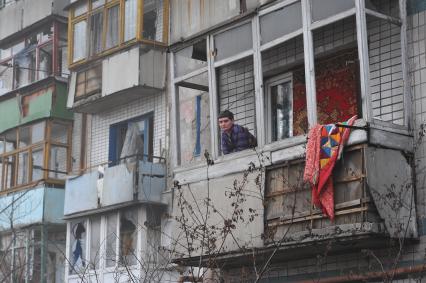 Донецк. Киевский проспект. Окрестности рядом с аэропортом. На снимке: мужчина на балконе девятиэтажного дома.